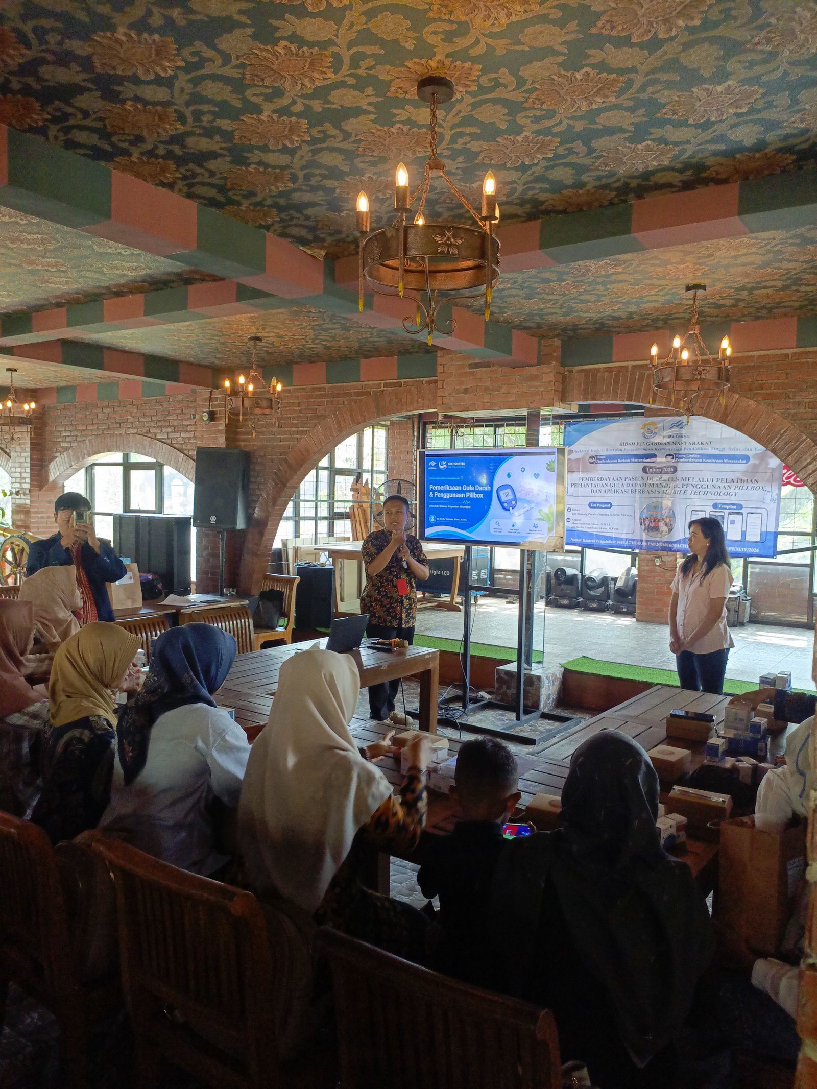 Pelatihan Pemeriksaan Gula Darah dan Penggunaan Pillbox